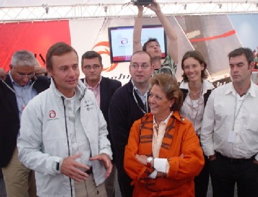 M. Ernesto Bertarelli, président dAlinghi et Mme Rita Barberá Nolla, maire de Valence, ensemble à Genève, dans le cadre de lAlinghi Roadshow en septembre 2006.